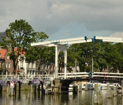 Donkere wolken boven Weesp