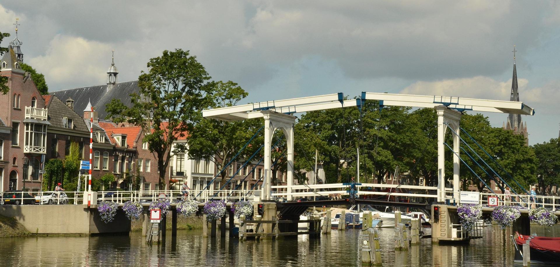 Donkere wolken boven Weesp